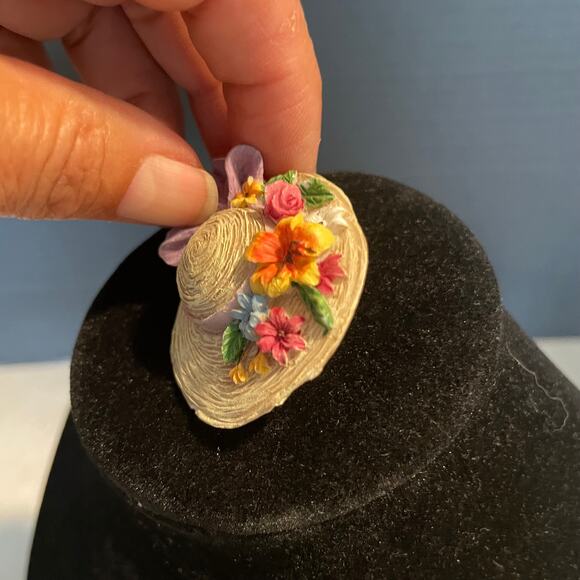 Vintage collectible Sun hat easter pin brooch lapel bonnet enamel floral bow - Picture 2 of 8
